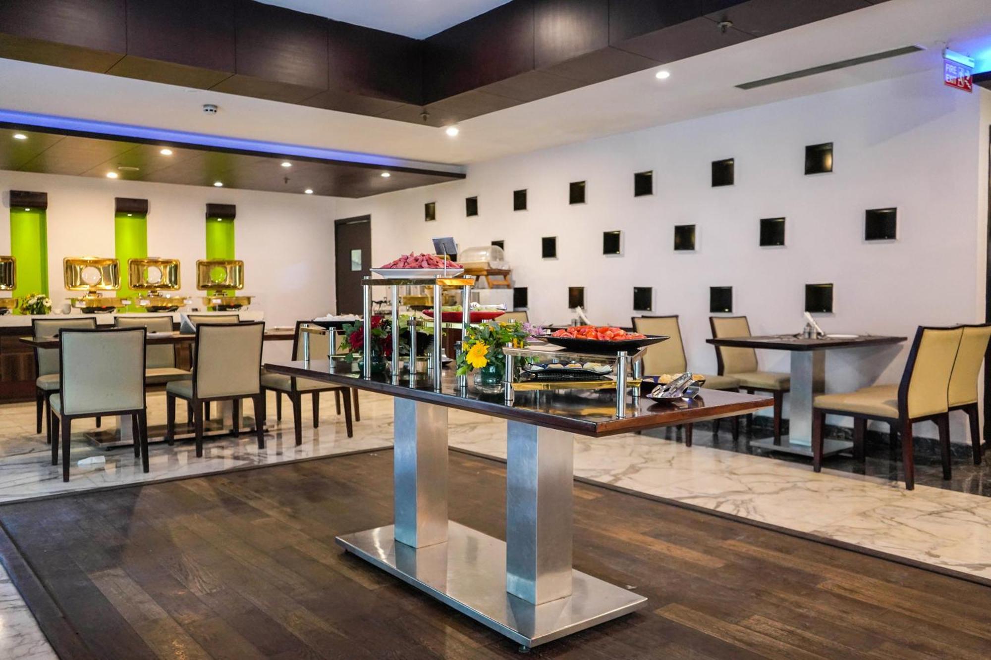 Treehouse Queens Pearl Gurgaon Exteriör bild